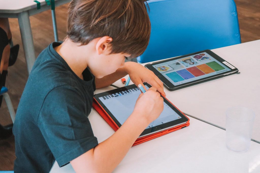 O que é educação midiática e como funciona? - St. Nicholas