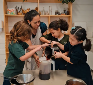 Como a convivência com múltiplas culturas impacta o desenvolvimento socioemocional dos alunos